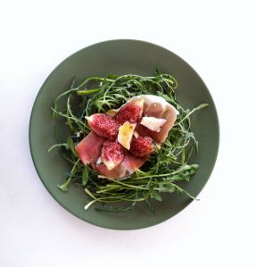 Σαλάτα με σταμναγκάθι, προσούτο, σύκο & γραβιέρα